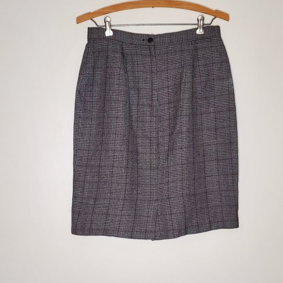 Simple and Classic Gray Tweed Pencil Skirt with Red Accents - Picture 4 of 5
